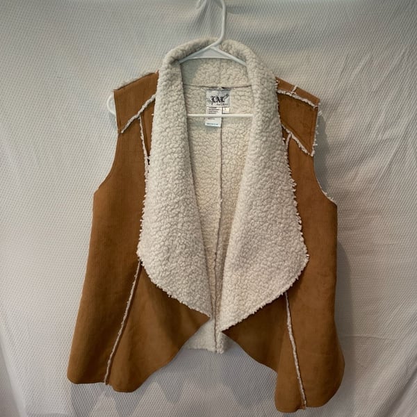 Live a Little Women's Faux Suede and Sherpa Shearling Open Front Vest Brown Size Large. Excellent Condition.