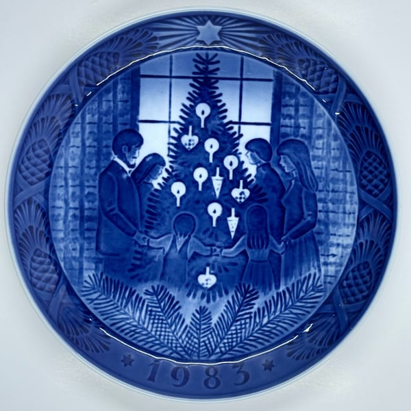 Royal Copenhagen 1983 Annual Christmas Plate - Glade Jul / Merry Christmas