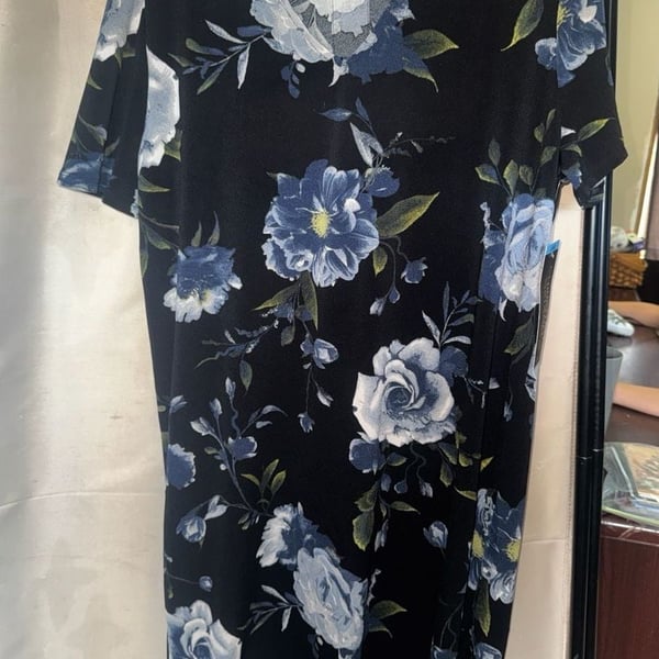 NWT Christian Siriano Black and Blue Floral V-Neck Short Sleeve Shift Dress
