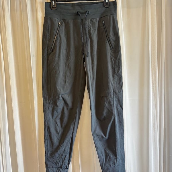 Athleta Trekkie North Jogger Pants in Mountain Olive - Size 4