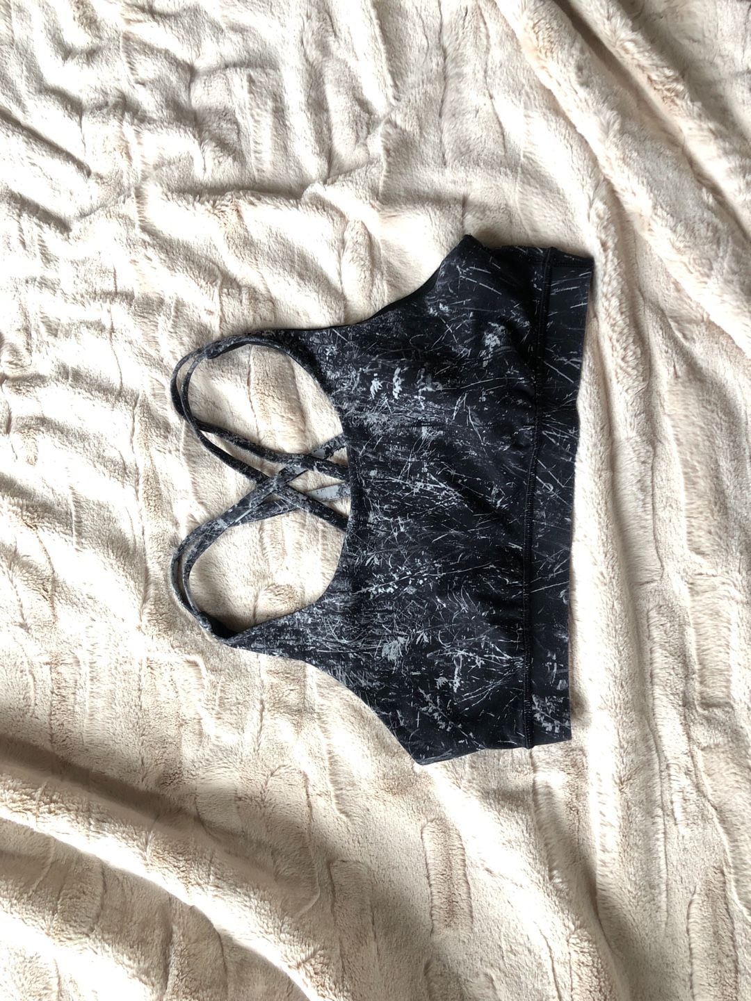 Lululemon Energy Bra Alouette Alpine White Black Scratch Print 2
