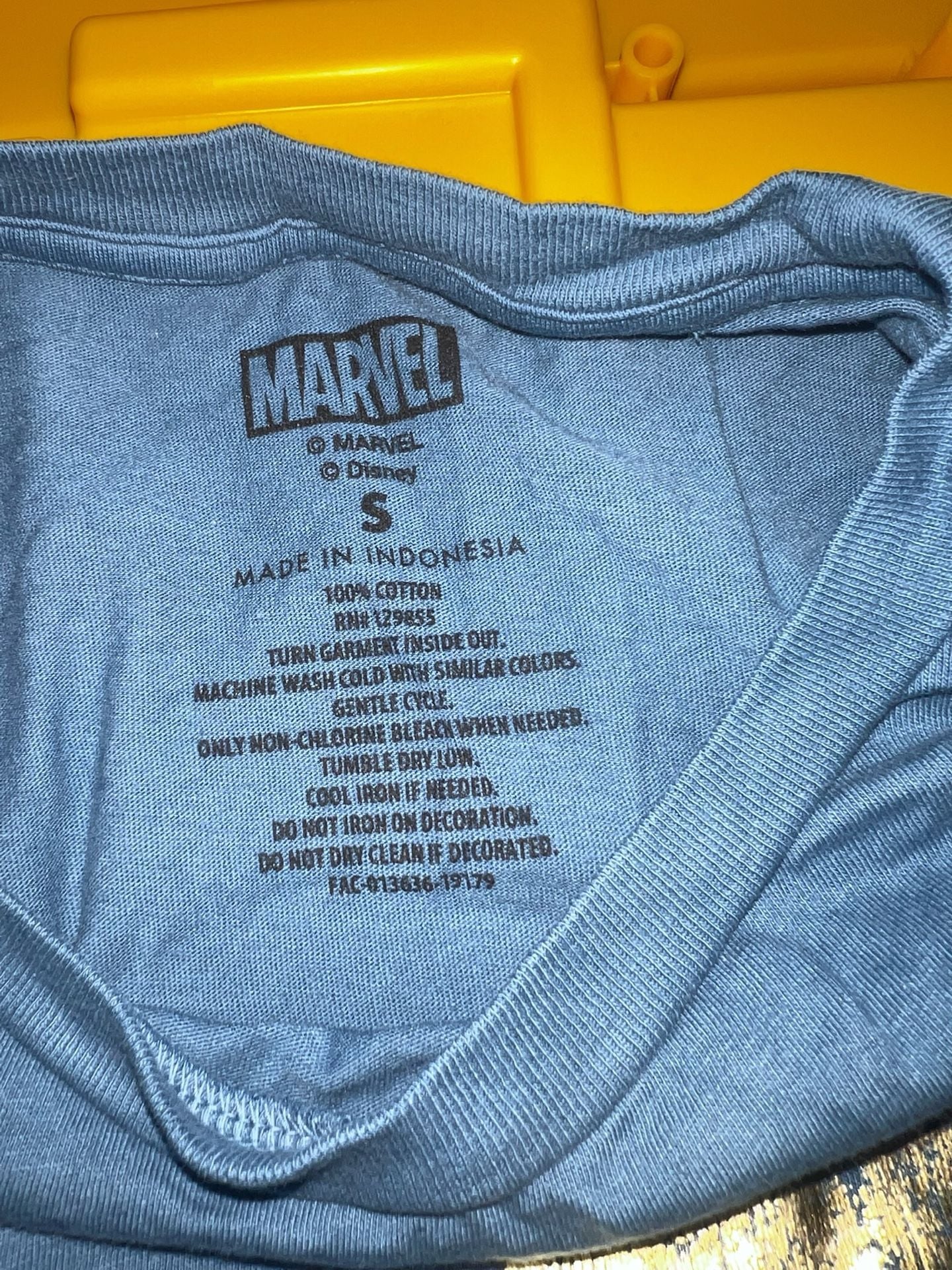 Marvel Avengers Gold Foil Logo T-Shirt Blue Size Small 3