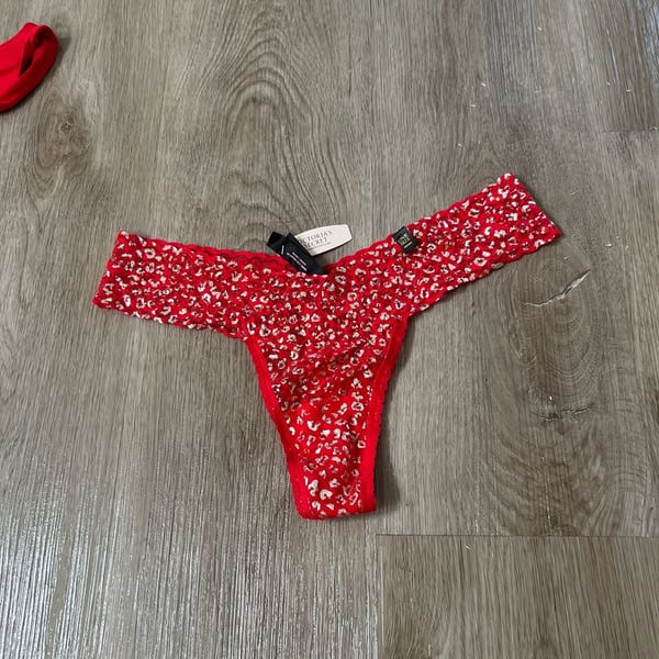 Vintage  Victoria's Secret One Size V-String Lace Thong Red Leopard Print