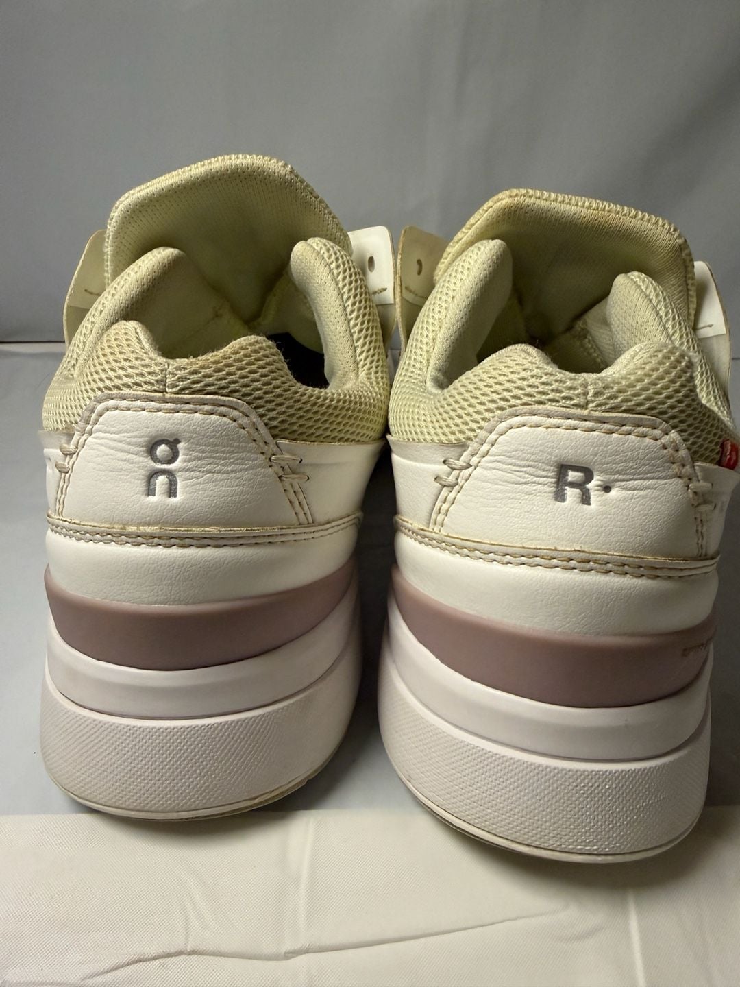 On Running The Roger Advantage White Rose Women's Size 9.5 4