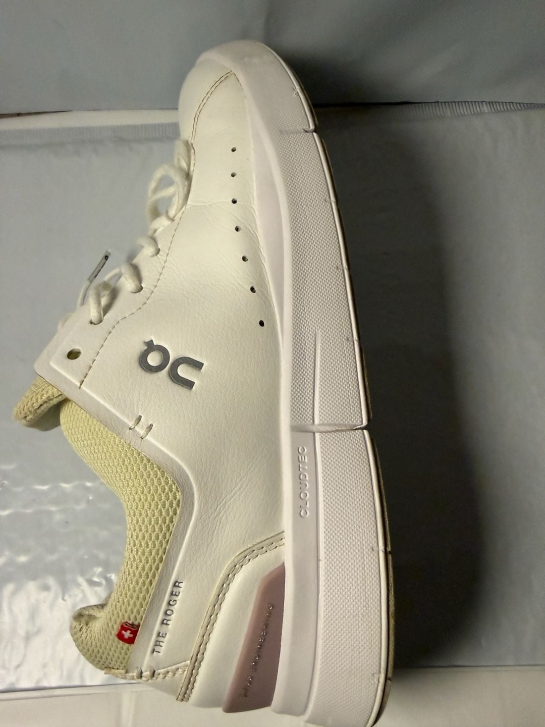 On Running The Roger Advantage White Rose Women's Size 9.5 6