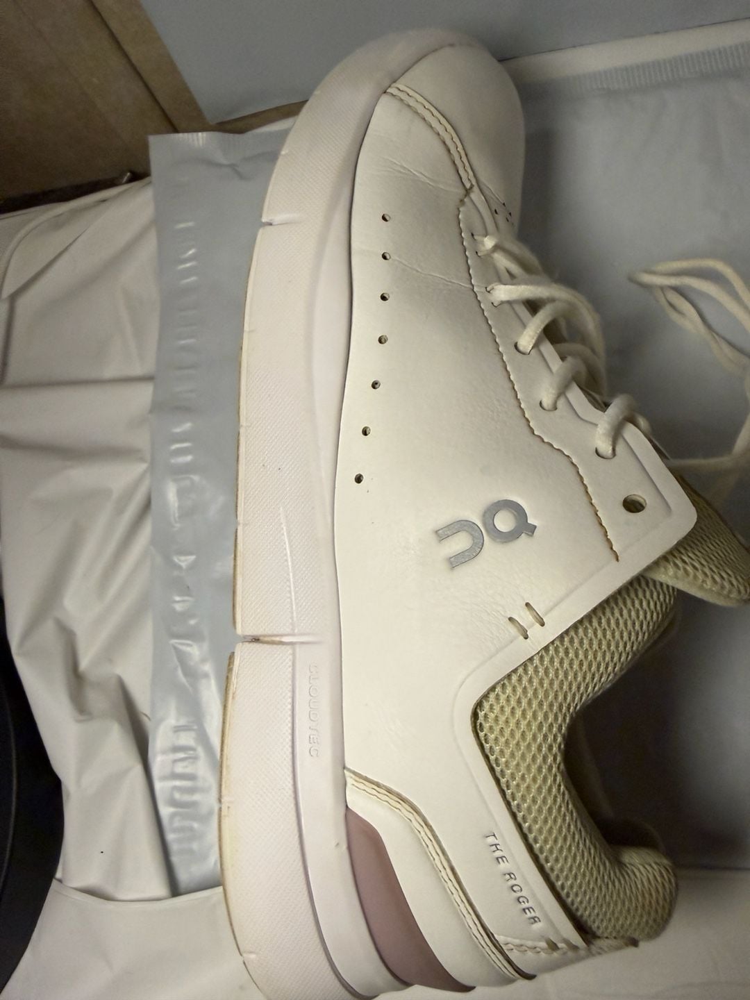 On Running The Roger Advantage White Rose Women's Size 9.5 8
