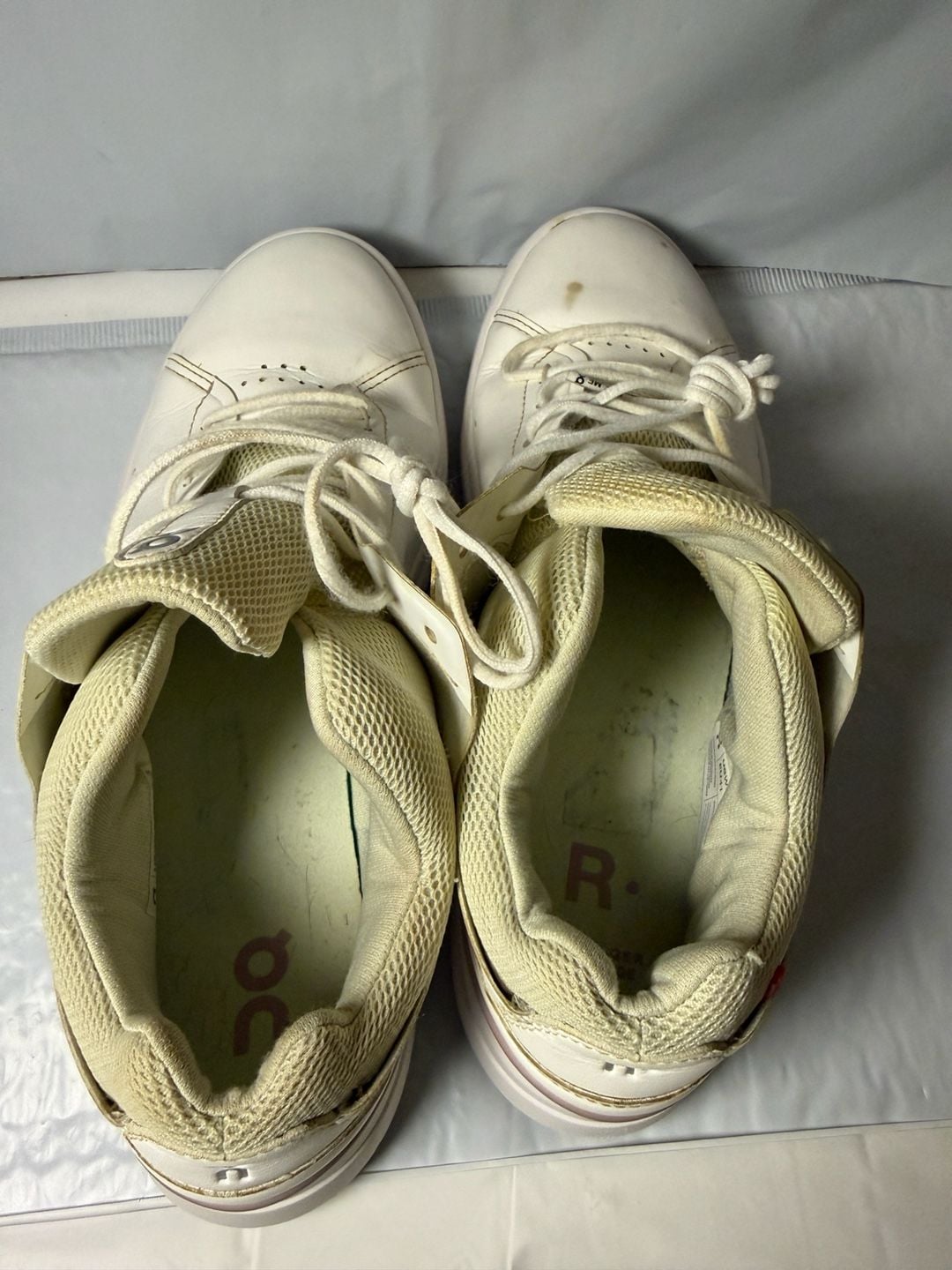 On Running The Roger Advantage White Rose Women's Size 9.5 10