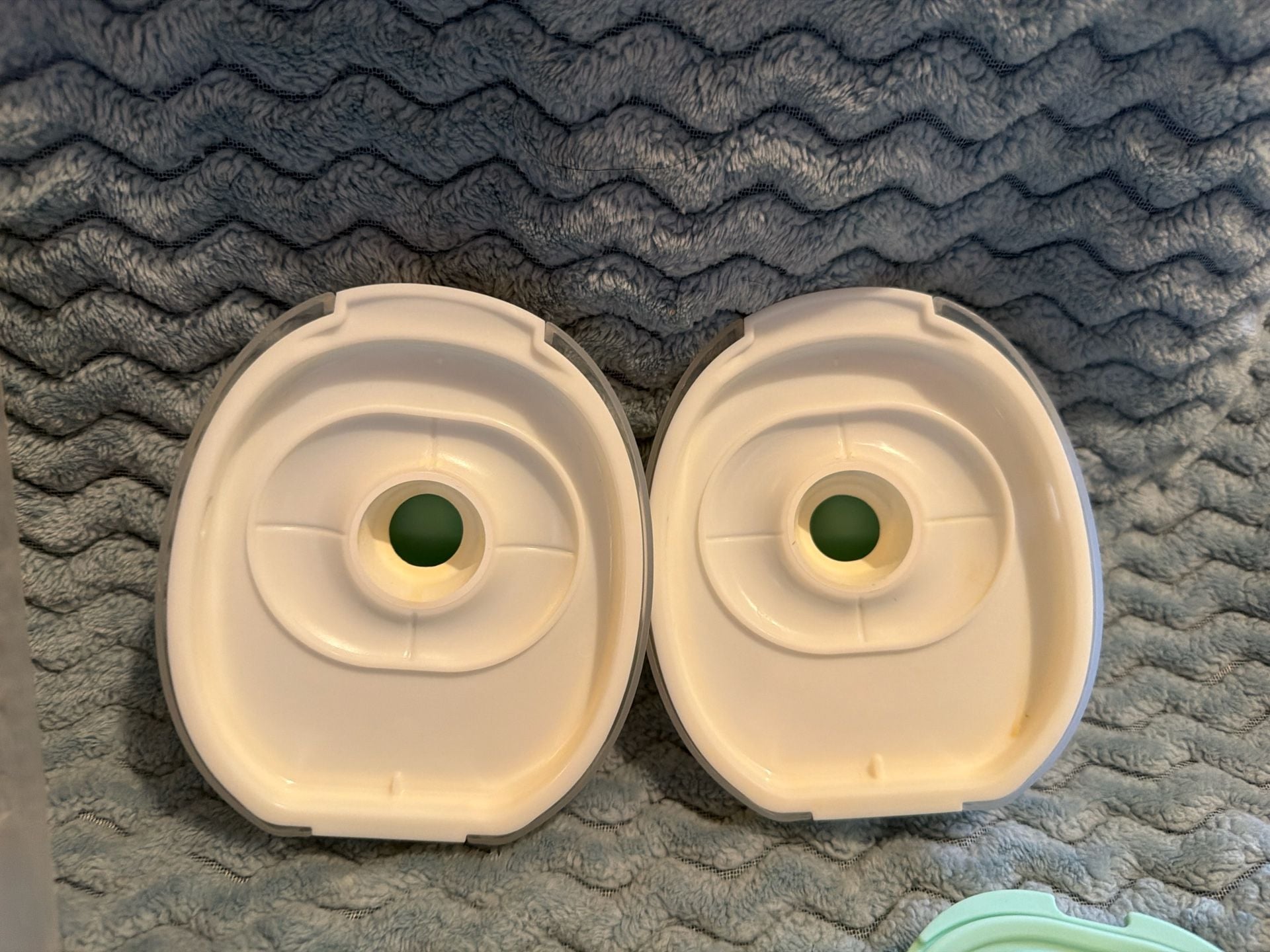 Willow Go Breast Pump Replacement Part Set: 2 Reusable Milk Containers and 2 Pump Diaphragms 3