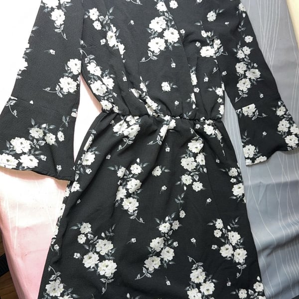 H&M Divided Black Floral Crêpe Mini Dress with Bell Sleeves Size 2