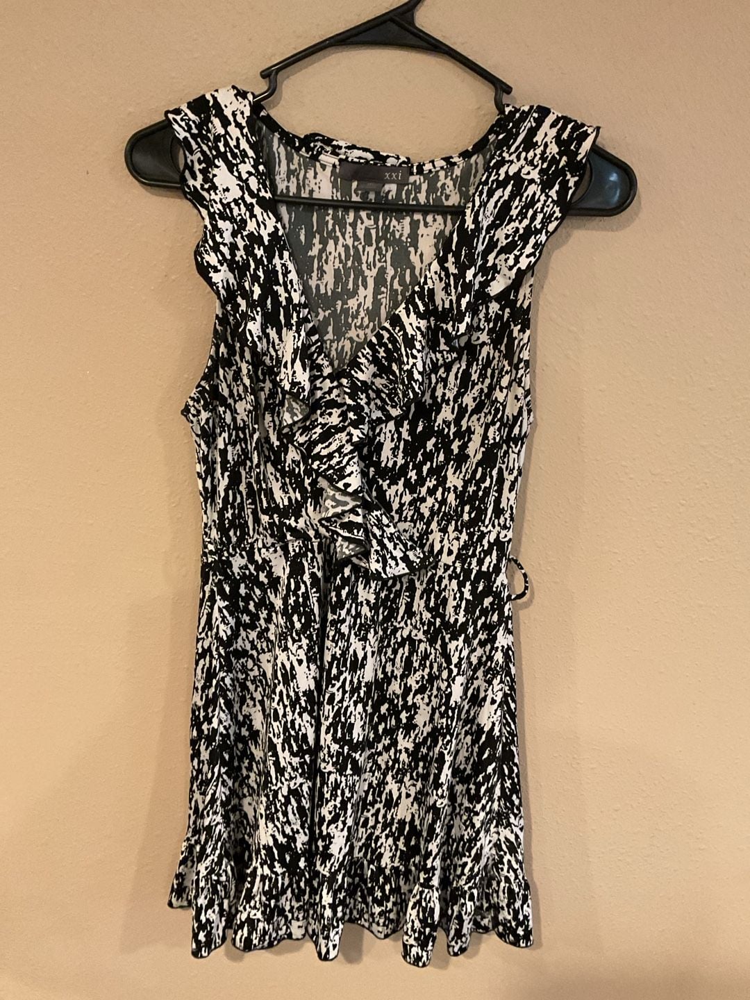 Forever 21 XXI Black and White Abstract Print Ruffle Surplice Dress 2