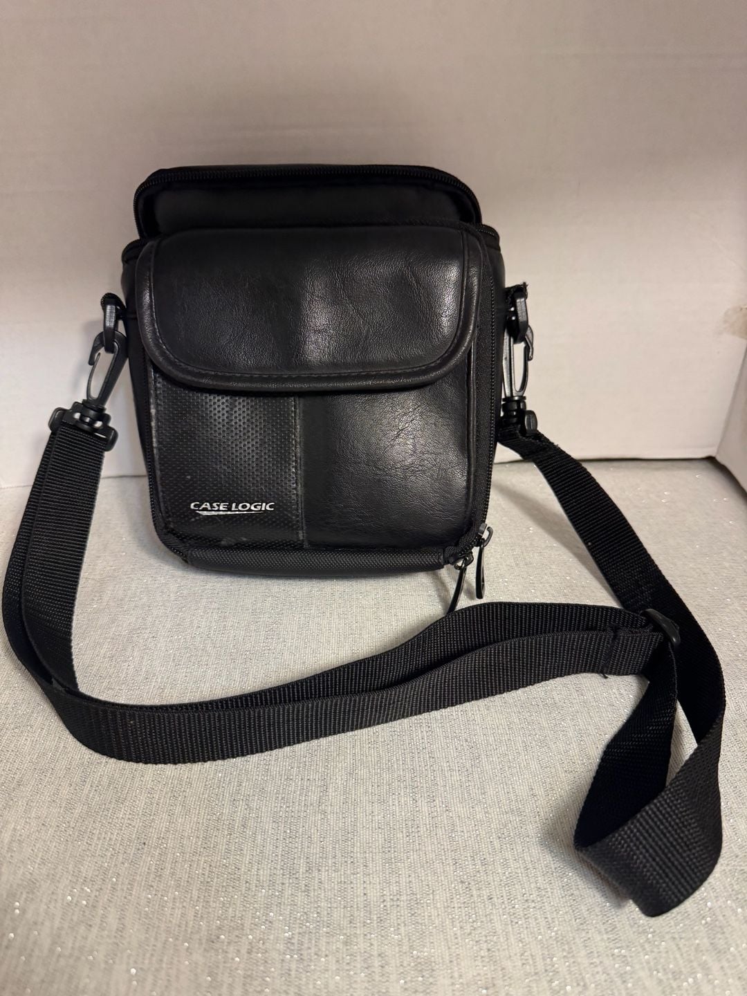 Vintage Case Logic Faux Leather Small Compact Camera Bag with Shoulder Strap 2