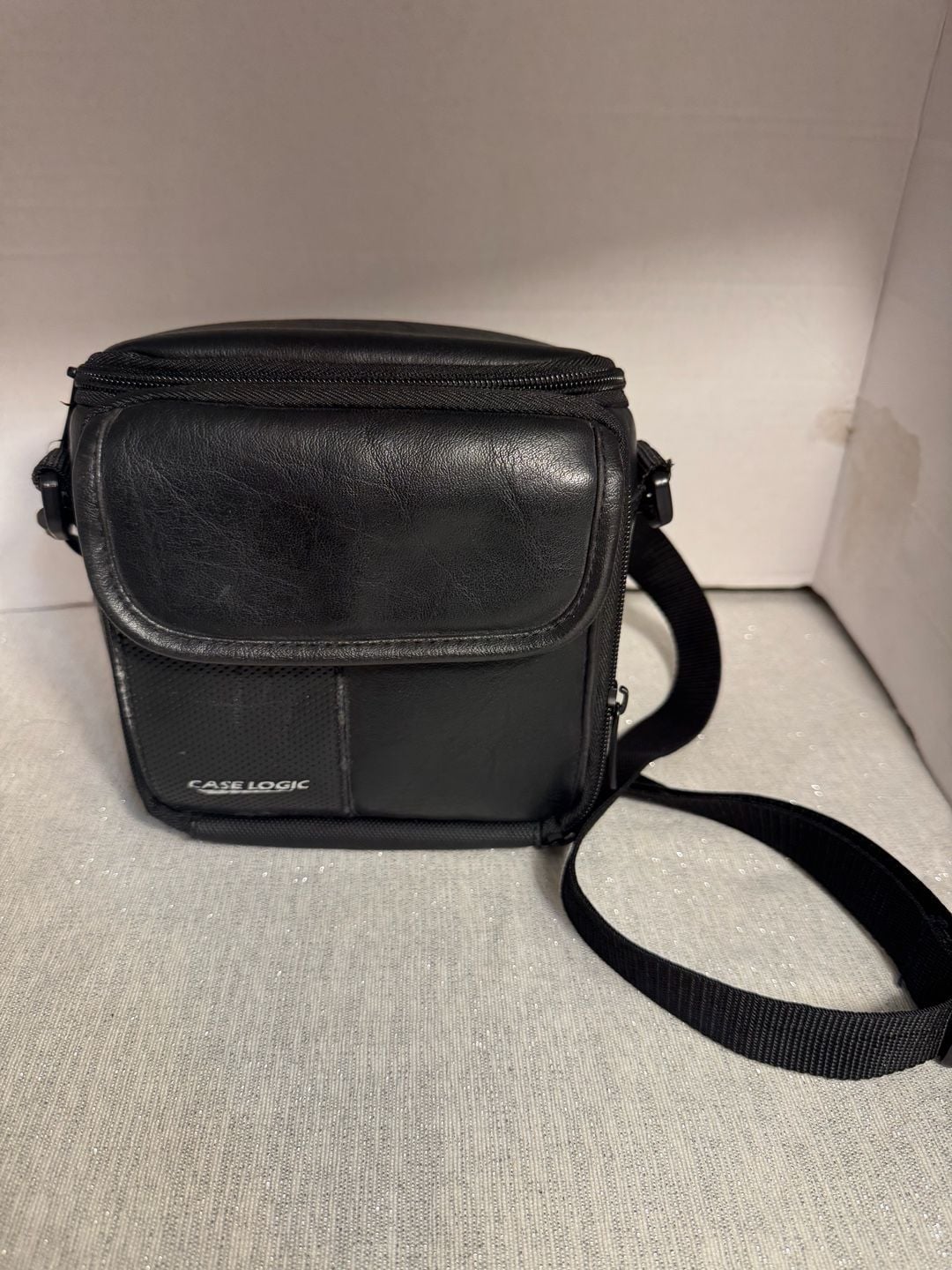 Vintage Case Logic Faux Leather Small Compact Camera Bag with Shoulder Strap 5