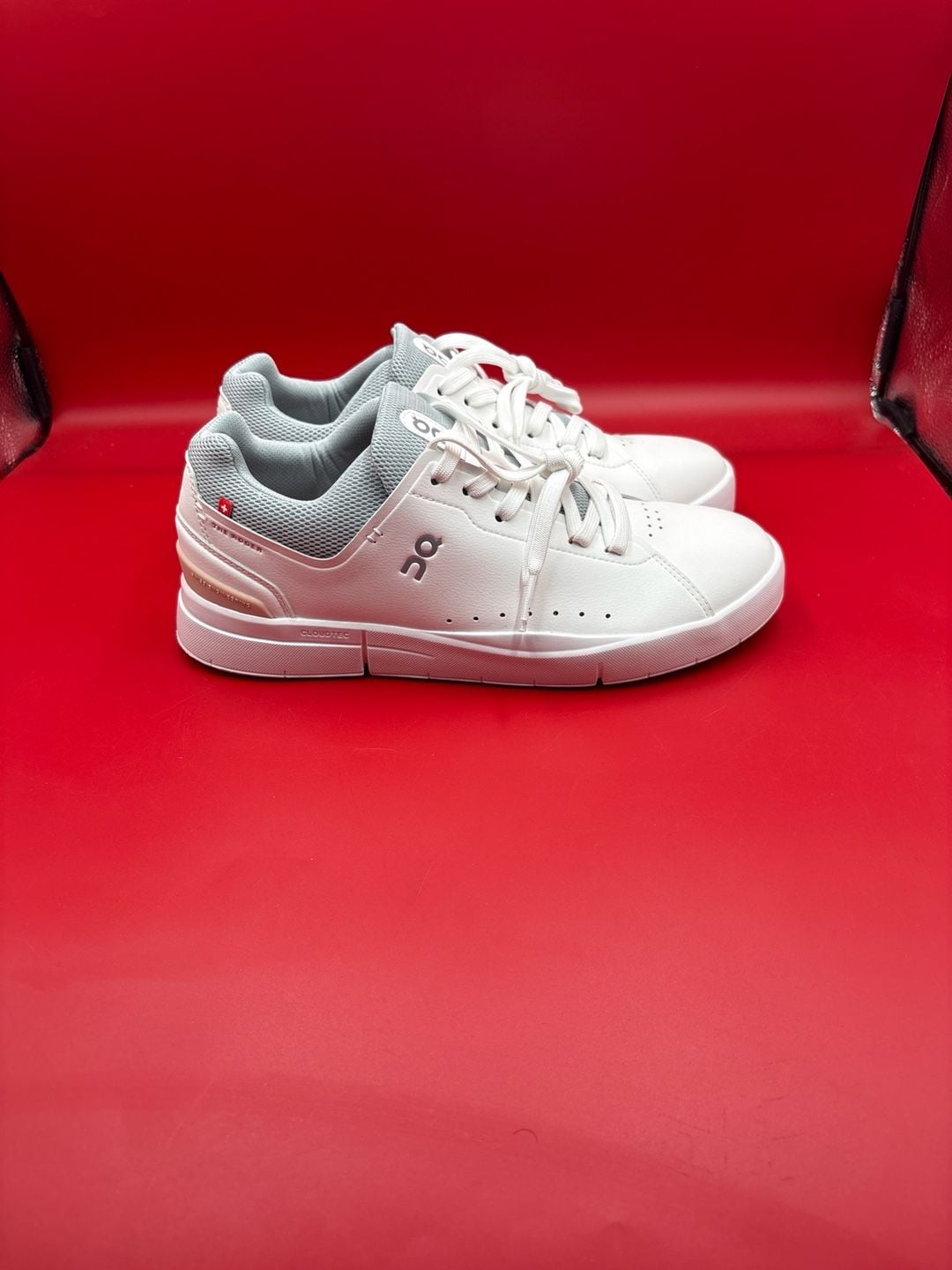On Women's The Roger Advantage Sneakers White/Rosehip USW 10 4