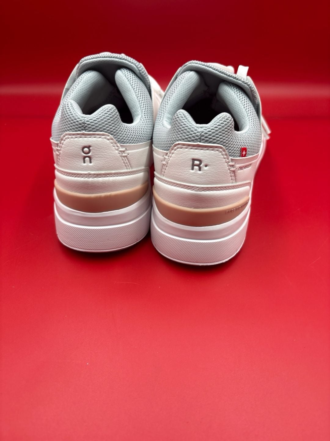 On Women's The Roger Advantage Sneakers White/Rosehip USW 10 5