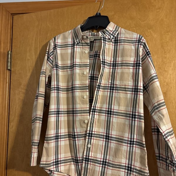 Hope & Henry Kids Long Sleeve Stretch Poplin Button-Down Plaid Shirt. This is a boys large not
Men’s. 
