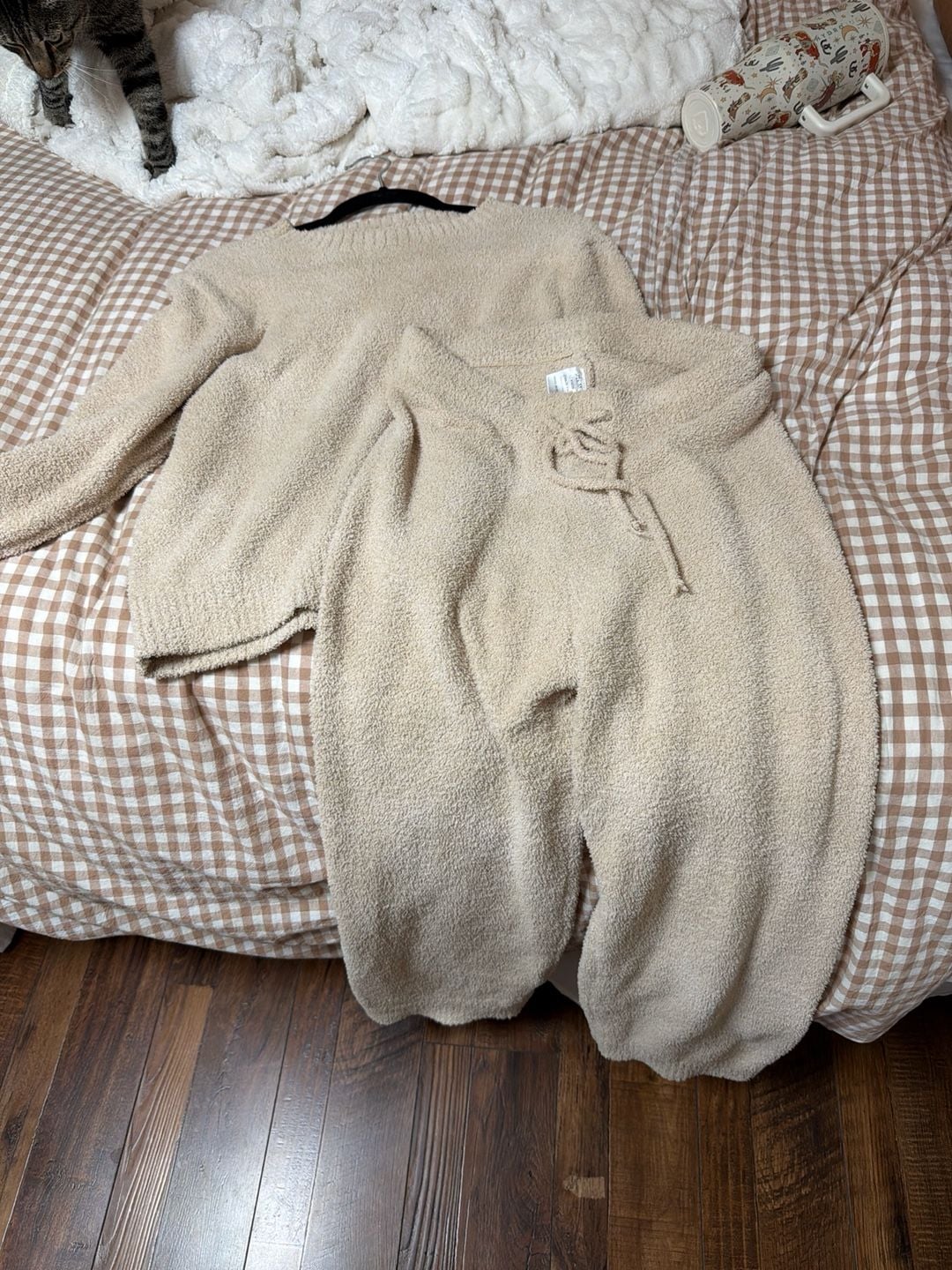 Women's Two Piece Fuzzy Fleece Lounge Set Sweater and Drawstring Pants 1