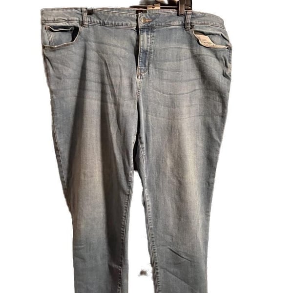 Dressbarn Woman Plus Size 22W Light Wash Mid Rise Straight Leg Jeans