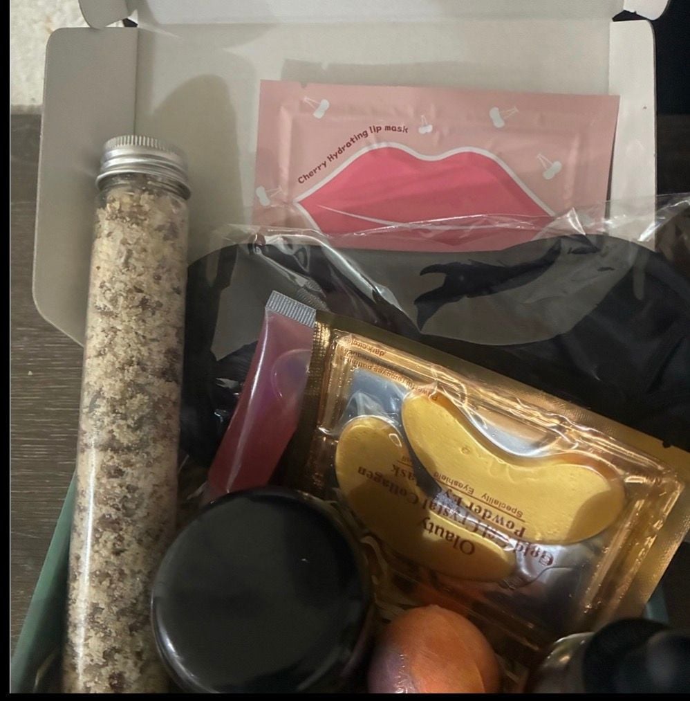 Ultimate Self-Care Spa Gift Box with Bath Salts, Eye and Lip Masks 5