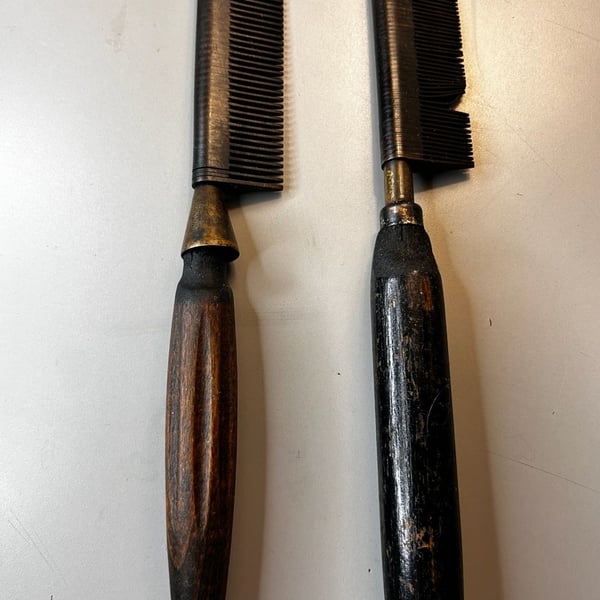 💟Vintage Set of 2 Reck-Junior Brass and Wood Handle Hair Pressing Combs 