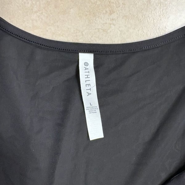 Athleta Stealth Sculptek V-Neck Perforated Short Sleeve Crop Top 