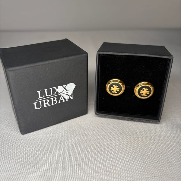 Elegant 18K Gold Plated T-Logo Ribbed Border Stud Earrings with Black Enamel