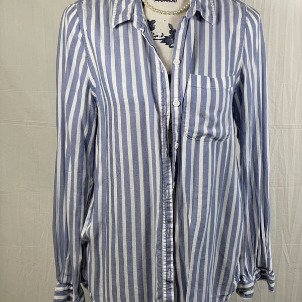 beachlunchlounge Candace Blue and White Striped Button-Up Shirt Sz M