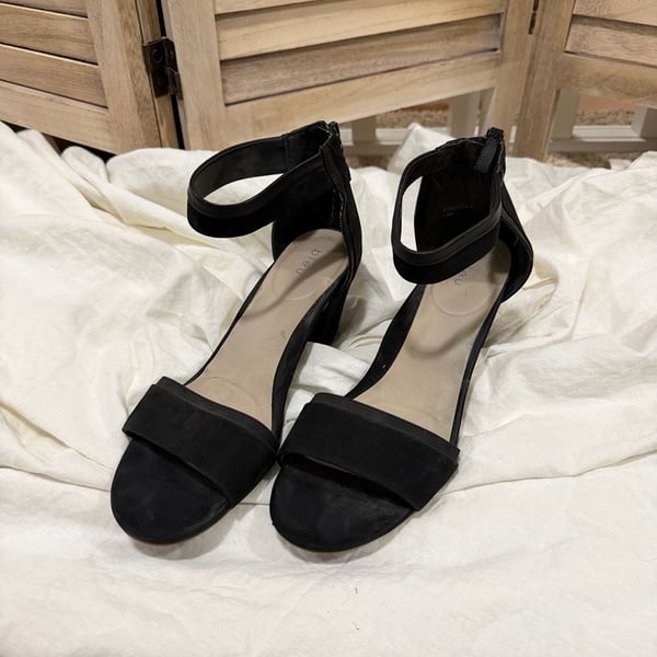EUC Via Bleu Black Suede Priscilla Ankle Strap Block Heel Sandals Womens 11