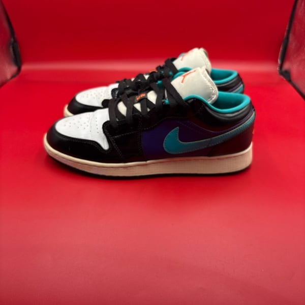 Air Jordan 1 Low GS Black Court Purple Turbo Green 553560-035