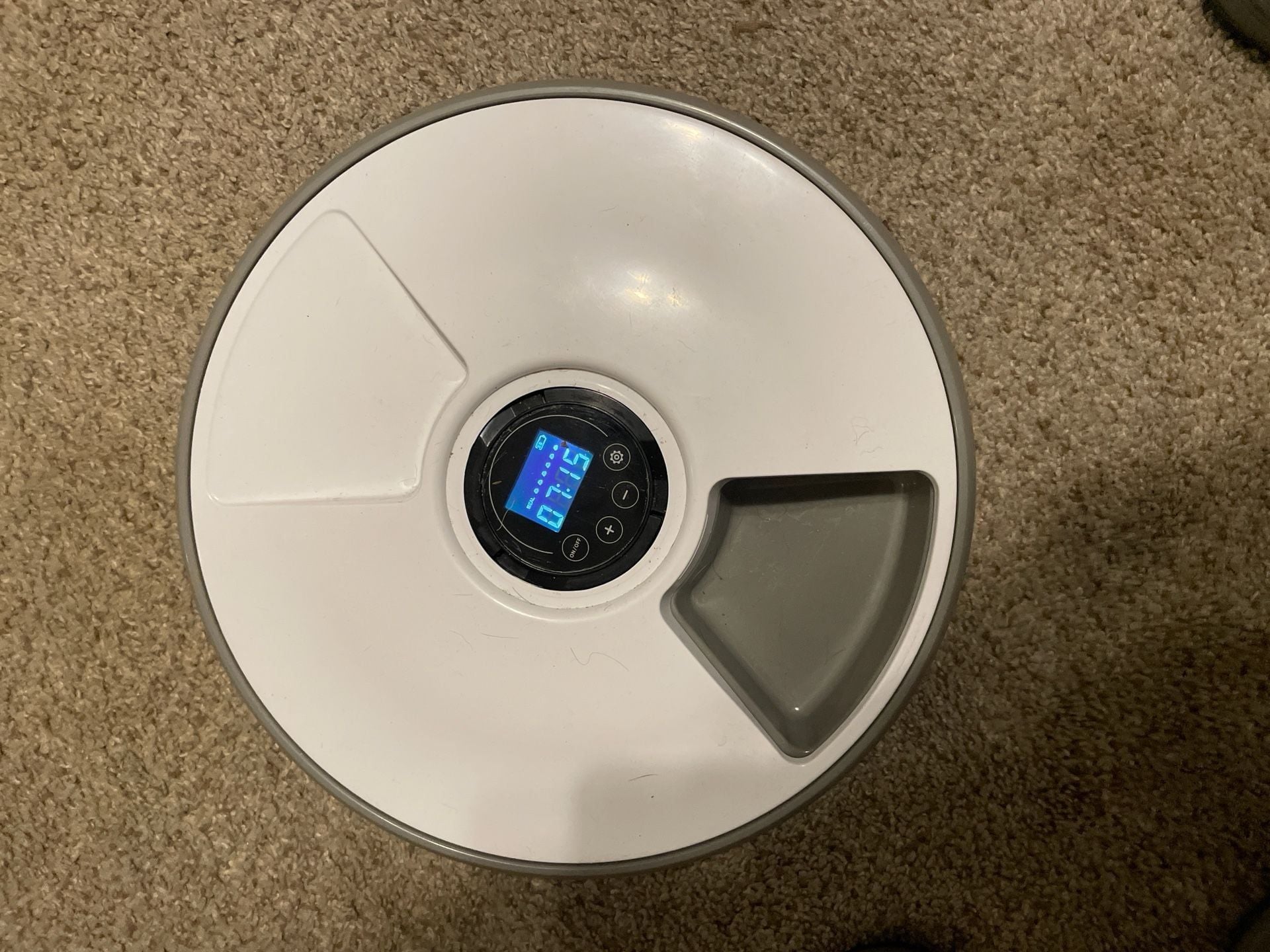 Amazon Basics Automatic Electronic 6-Meal Timed Pet Feeder for Dogs and Cats with LCD Display 2