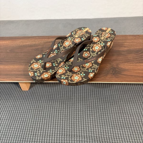 Ipanema Floral Wedge Thong Flip Flops Brown Size 10