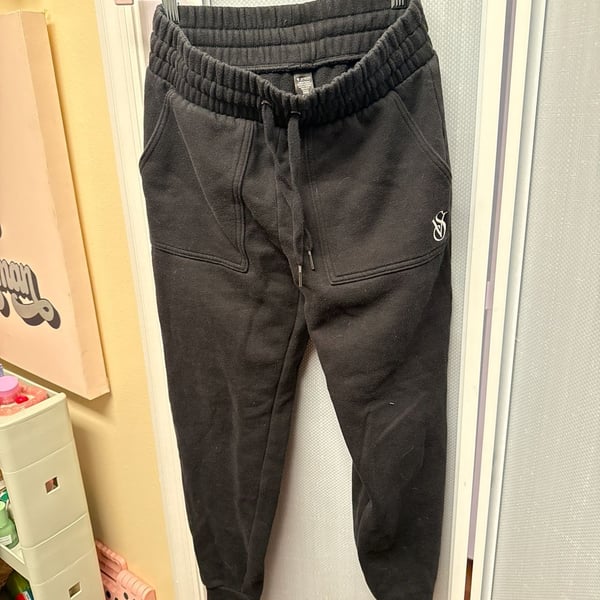 Victoria's Secret On Point High-Waist Fleece Jogger Sweatpants in Black