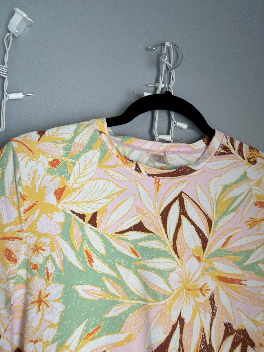 Roxy Women's Sea Skippin Long Sleeve Rashguard Tropical Floral Sun Shirt 7