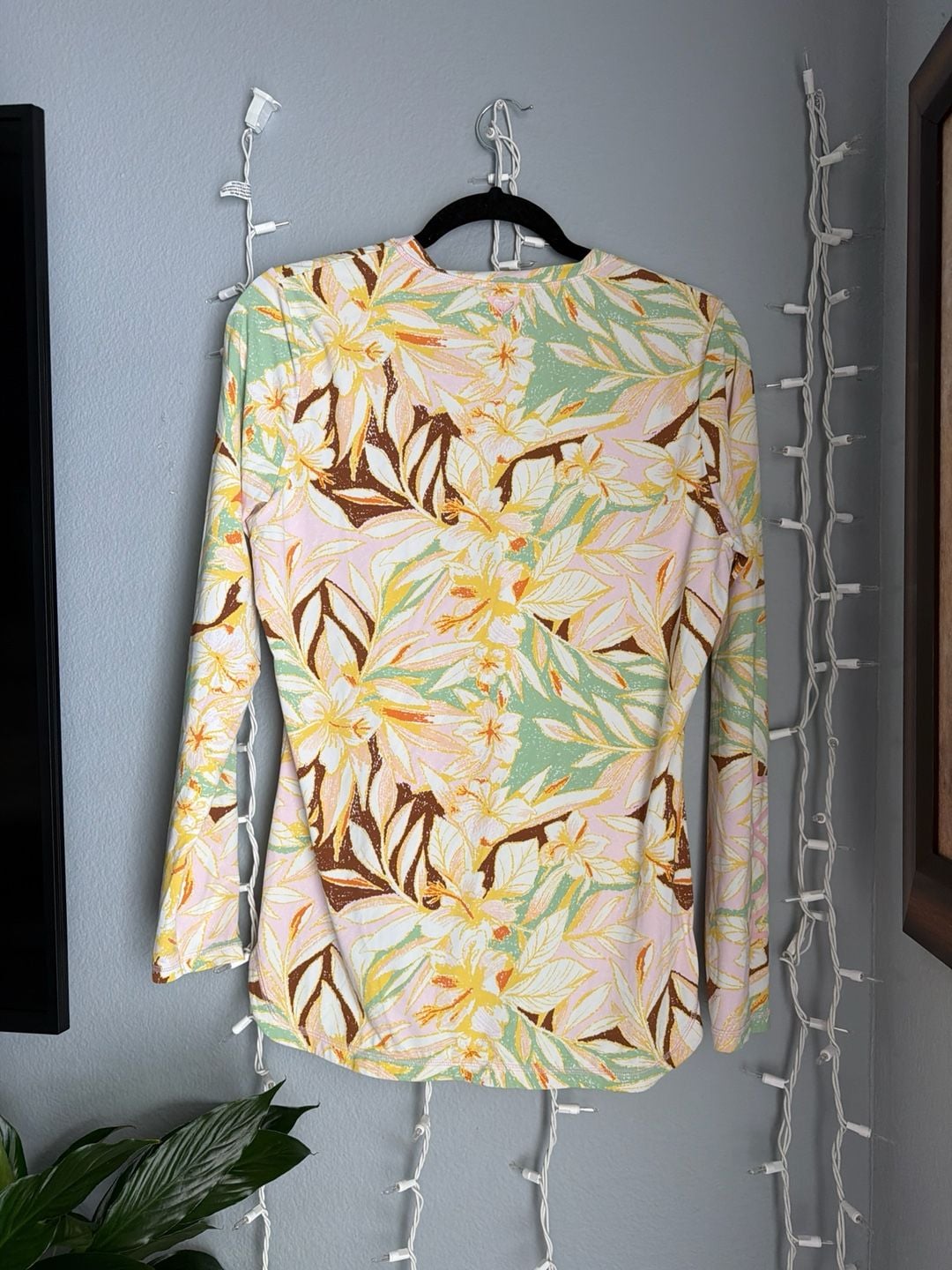 Roxy Women's Sea Skippin Long Sleeve Rashguard Tropical Floral Sun Shirt 13