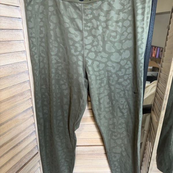 NWOT Nike Pro Dri-FIT High-Rise Leopard Print 7/8 Leggings Size 2XL