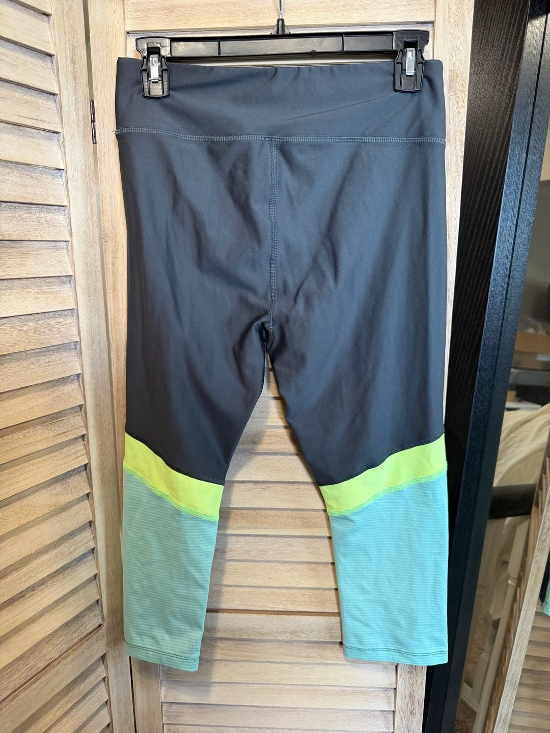 EUC Under Armour HeatGear Compression Capri Leggings Women's Size M 6