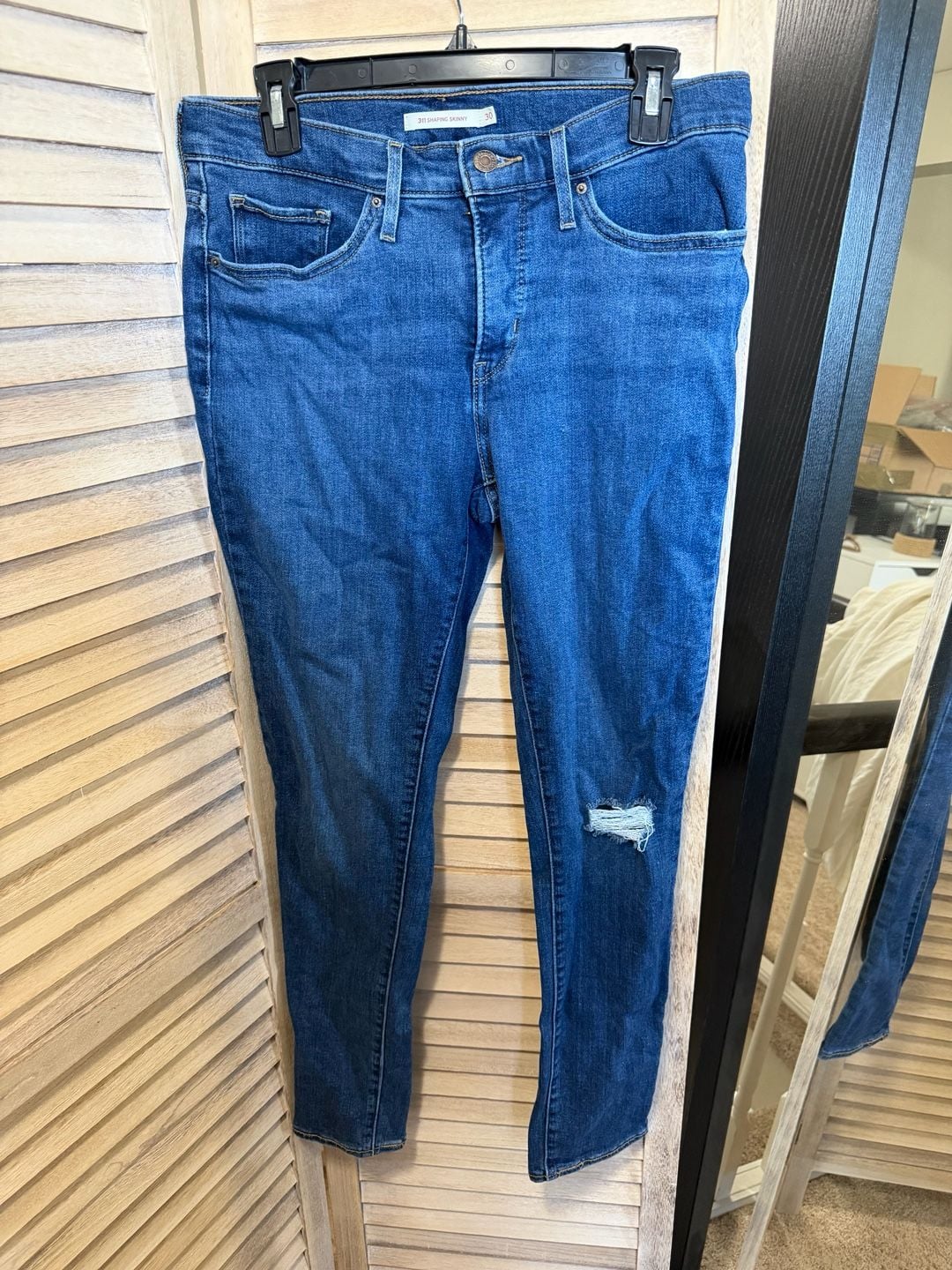 EUC Levi's 311 Shaping Skinny Distressed Jeans Blue Size 30 2