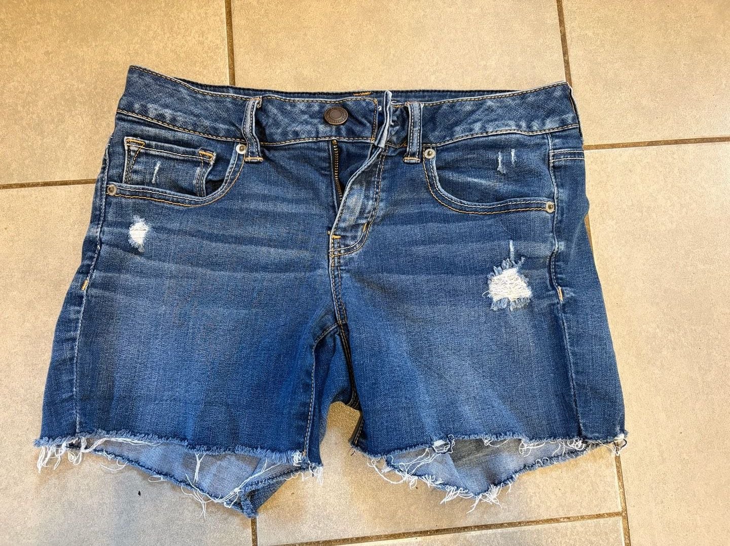 American Eagle Women's Super Stretch Distressed Denim Cutoff Shorts Size 8 2