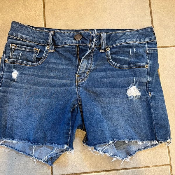 American Eagle Women's Super Stretch Distressed Denim Cutoff Shorts Size 8
