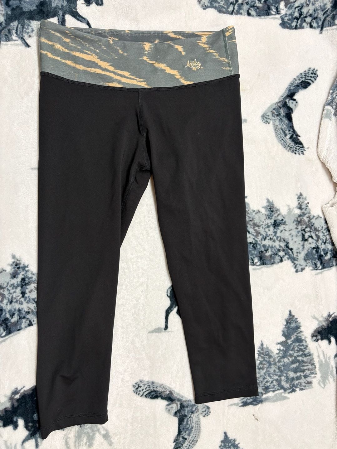 Mika Yoga Wear Black Capri Leggings with Patterned Waistband Size M/L 2
