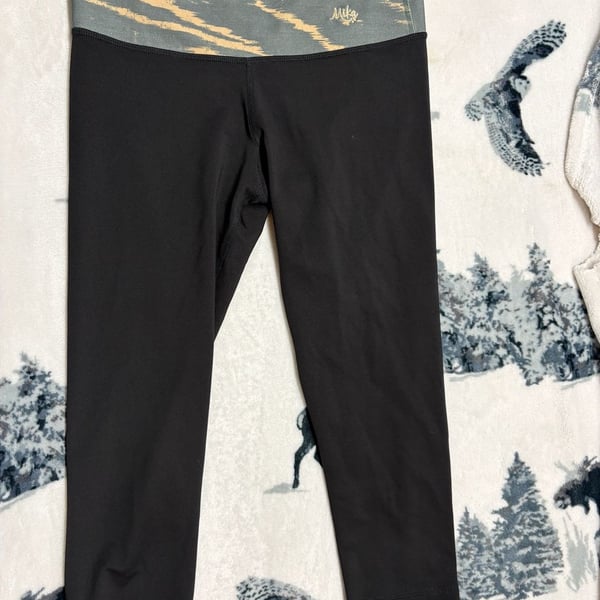 Mika Yoga Wear Black Capri Leggings with Patterned Waistband Size M/L