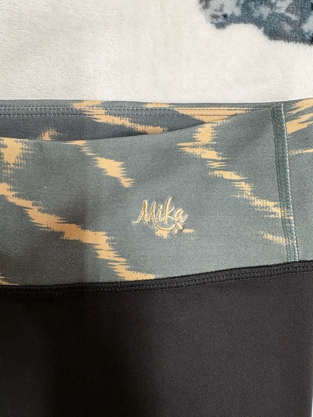 Mika Yoga Wear Black Capri Leggings with Patterned Waistband Size M/L 8