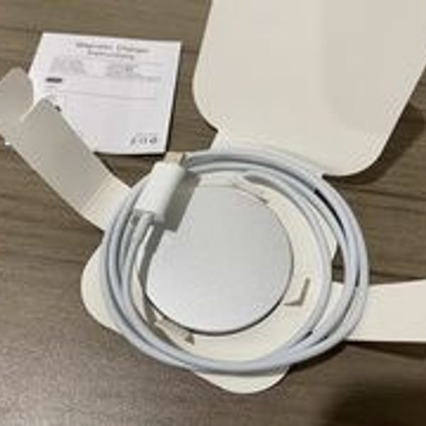 Apple MagSafe Charger USB-C 1m - Magnetic Wireless Charging Pad