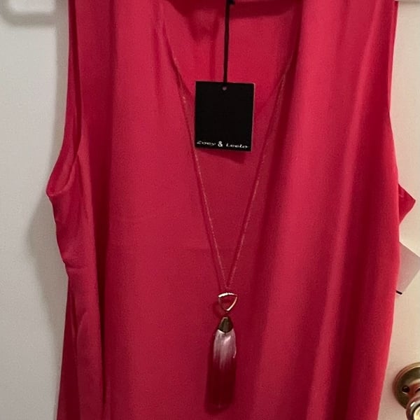 Zoey & Leelo Sleeveless V-Neck Asymmetrical Hem Tiered Tank Top with Necklace - XL