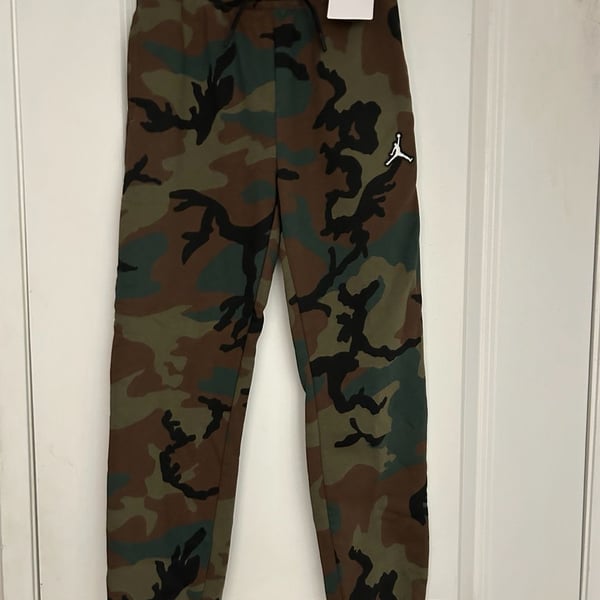 NWT Jordan Boys Essentials Camo Fleece Jogger Pants Size Medium 