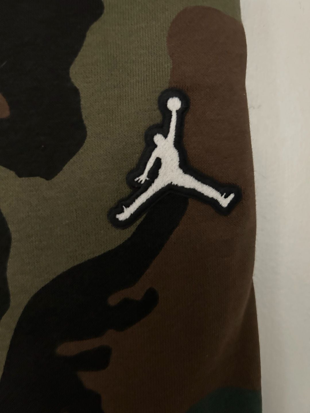 NWT Jordan Boys Essentials Camo Fleece Jogger Pants Size Medium 3