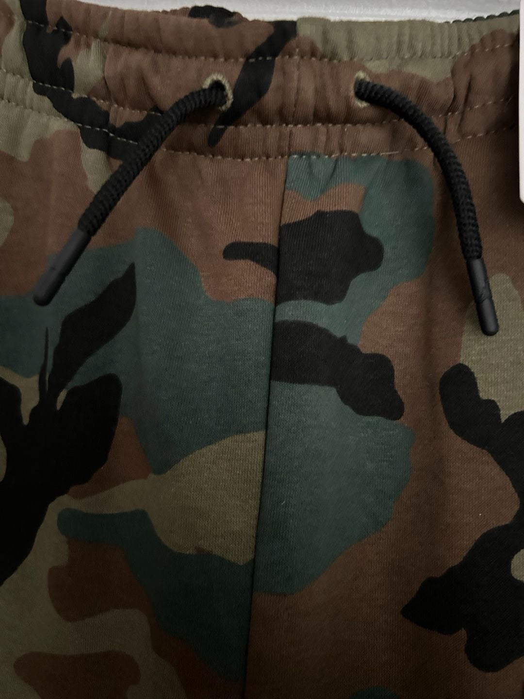 NWT Jordan Boys Essentials Camo Fleece Jogger Pants Size Medium 4