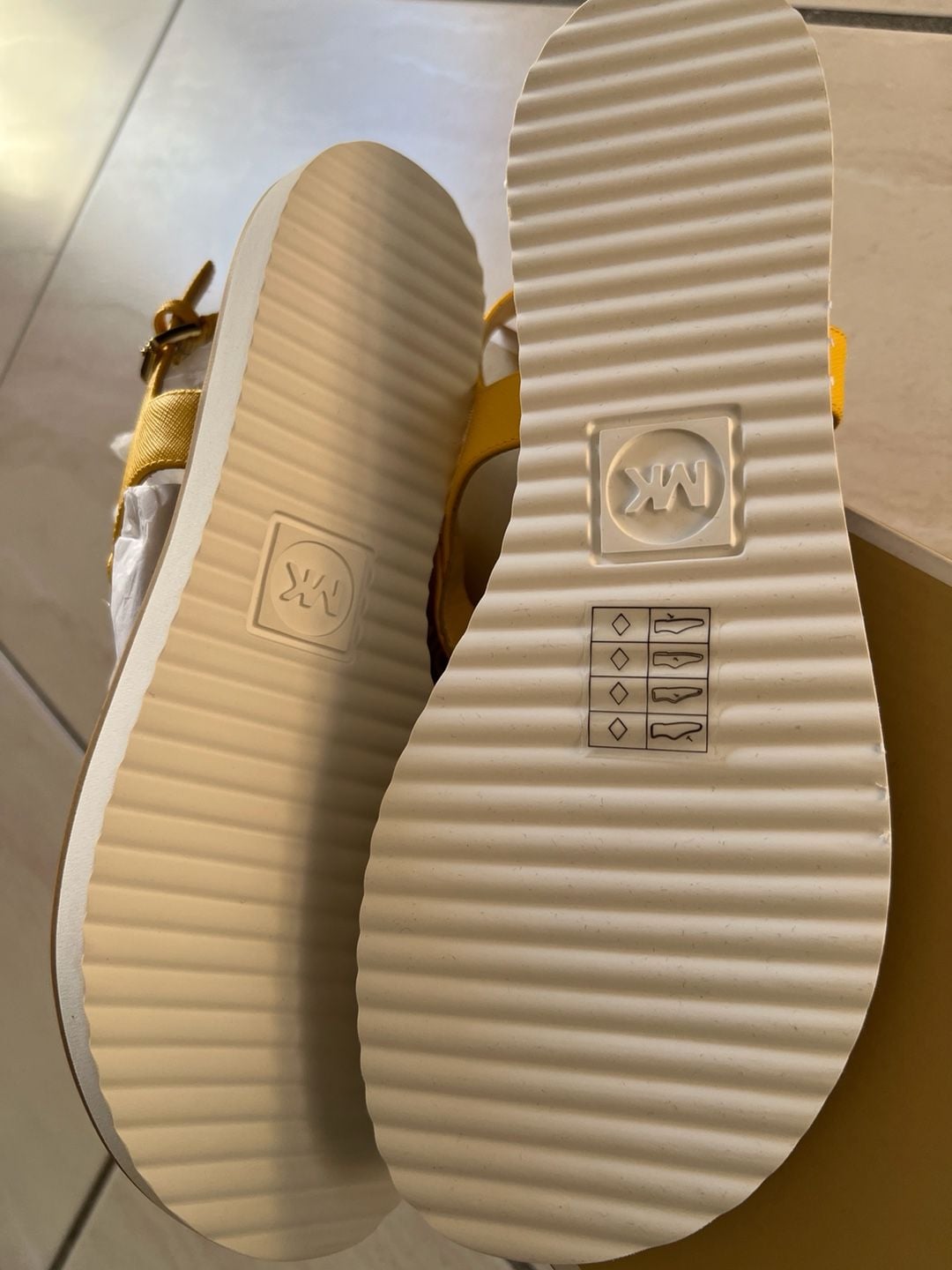 Michael Kors Judy Thong Saffiano Leather Slingback Sandals in Citrus Yellow NIB 4