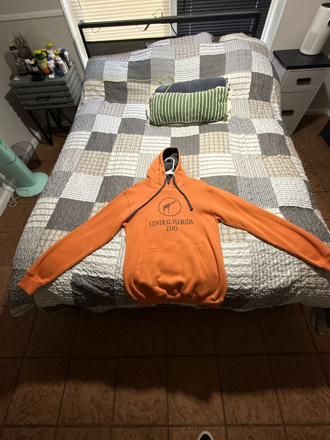 Valani Central Florida Zoo Giraffe Graphic Pullover Hoodie Orange Small 2