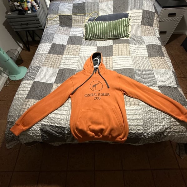 Valani Central Florida Zoo Giraffe Graphic Pullover Hoodie Orange Small