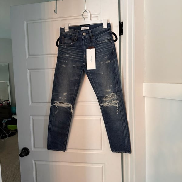MOUSSY VINTAGE MV Denver Tapered Distressed Jeans in Dark Blue
